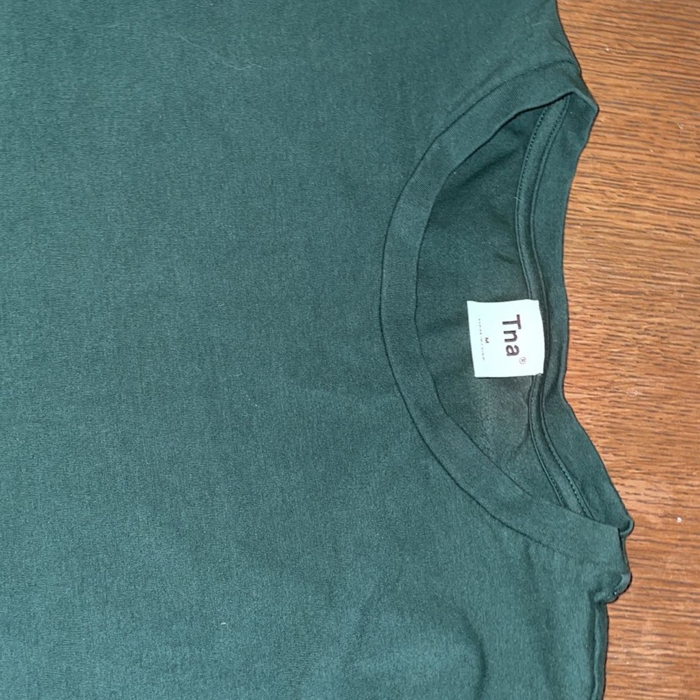 TNA cropped women’s green t-shirt!